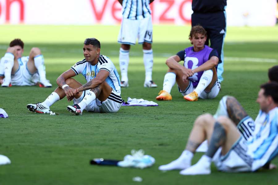 Smutní Argentinci po finále MS 2026. Smutní Argentinci po finále MS 2026.