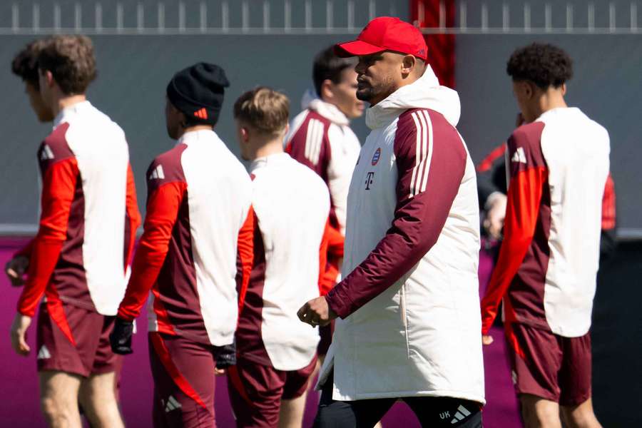 Vincent Kompany y su equipo antes del partido de Liga de Campeones.