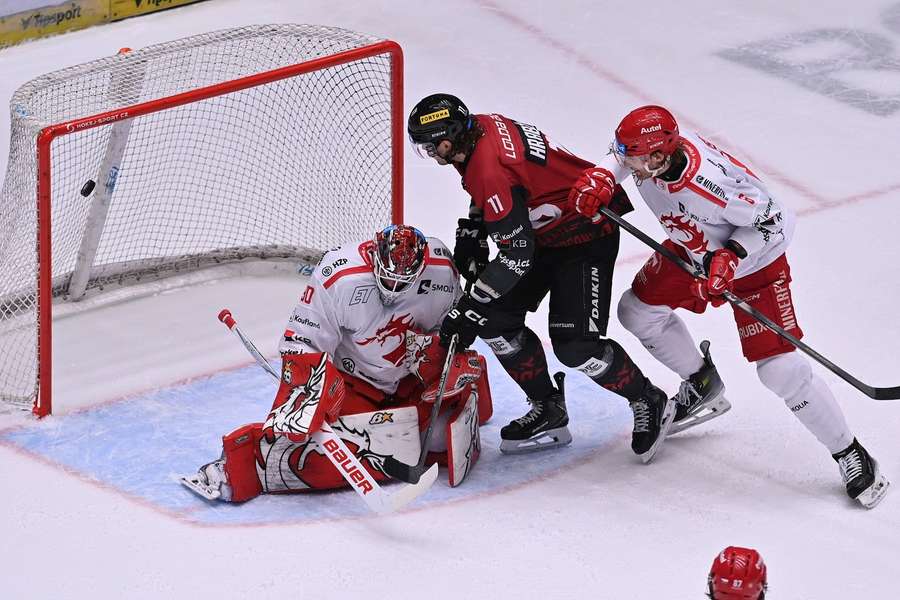 Sparťan Kryštof Hrabík překonává třineckého brankáře Ondřeje Kacetla.