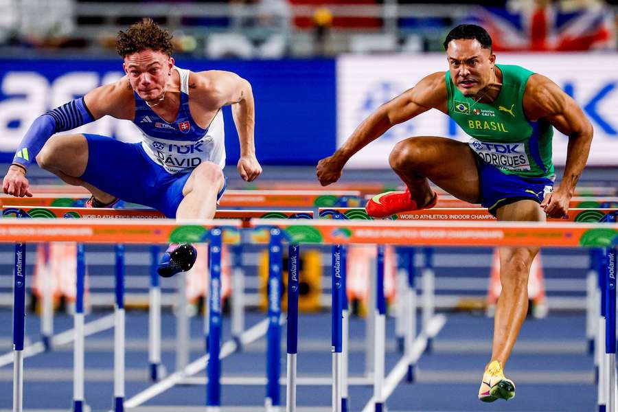 Dávid na trati vedľa Eduarda Rodriguesa. Dávid na trati vedľa Eduarda Rodriguesa.