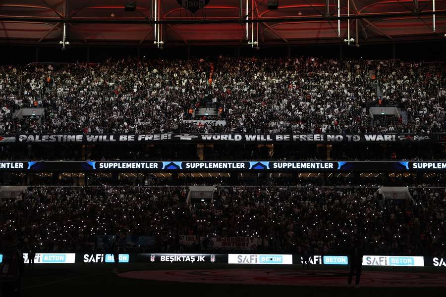 Adeptos presentes no encontro entre Besiktas e Fenerbahçe Adeptos presentes no encontro entre Besiktas e Fenerbahçe