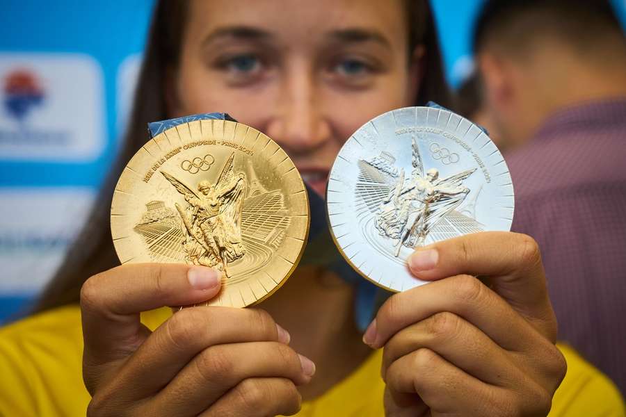 Canotoarea Simona Radiș pozează cu medaliile de aur și argint obținute la Jocurile Olimpice de la Paris 2024