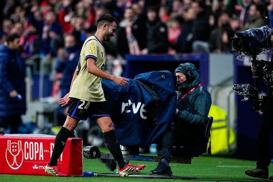 Garcia leaves the pitch after his red card