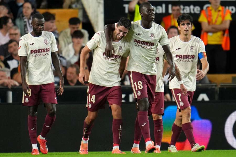 Comesaña celebra su gol con Gueye y ante Pépé y Gerard Moreno Comesaña celebra su gol con Gueye y ante Pépé y Gerard Moreno
