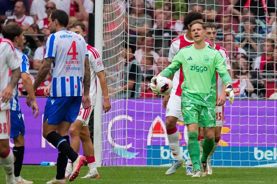 Trer Stegen (r.) musste erstmals diese Saison hinter sich greifen
