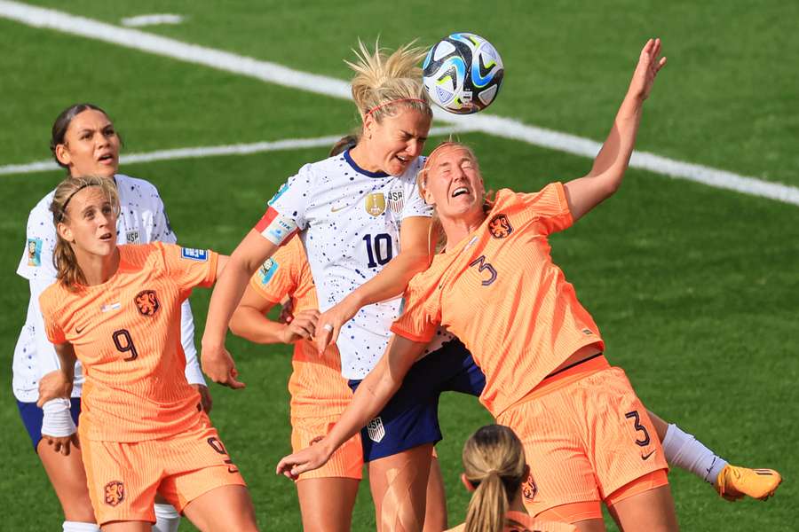 Netherlands' defender Stefanie van der Gragt (R) and USA's midfielder #10 Lindsey Horan (C) fight for the ball Netherlands' defender Stefanie van der Gragt (R) and USA's midfielder #10 Lindsey Horan (C) fight for the ball
