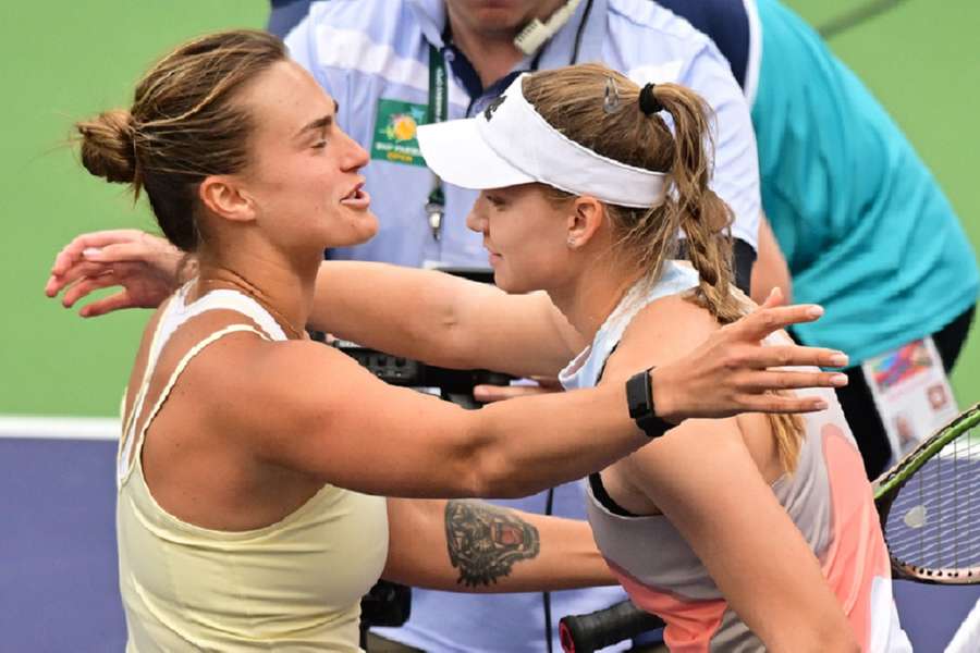 Elena Rybakina verrast Aryna Sabalenka en wint Indian Wells in twee sets