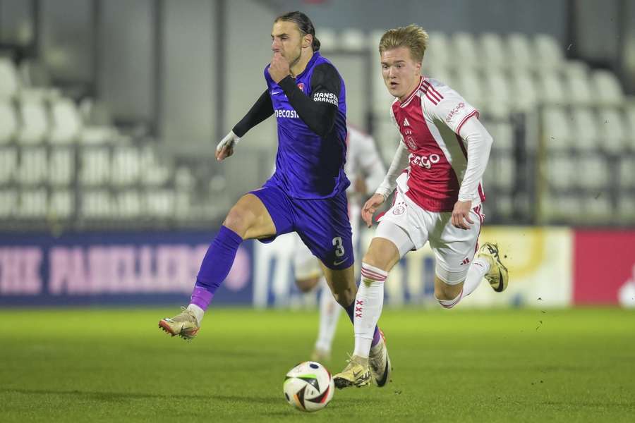 Julian Rijkhoff bezorgde Jong Ajax met twee vroege treffers een comfortabele voorsprong