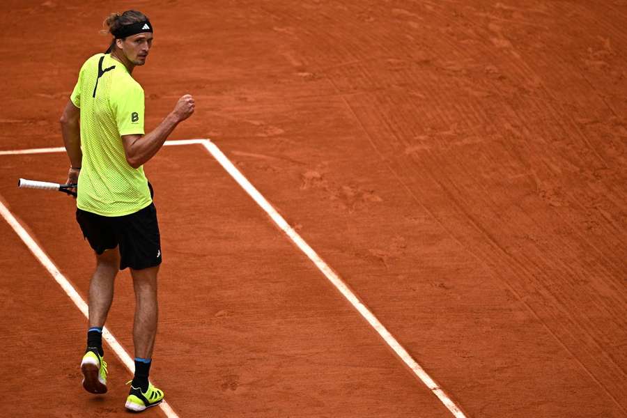 Zverev segue em frente