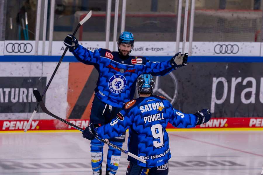 Ingolstadts Torschütze Austen Keating (l.) feiert mit Myles Powell