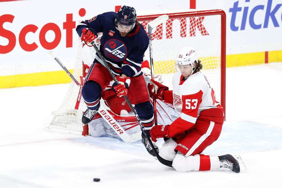 NHL Round-up: Moritz Seider (r.) blockt einen Schuss für die Detroit Red Wings.