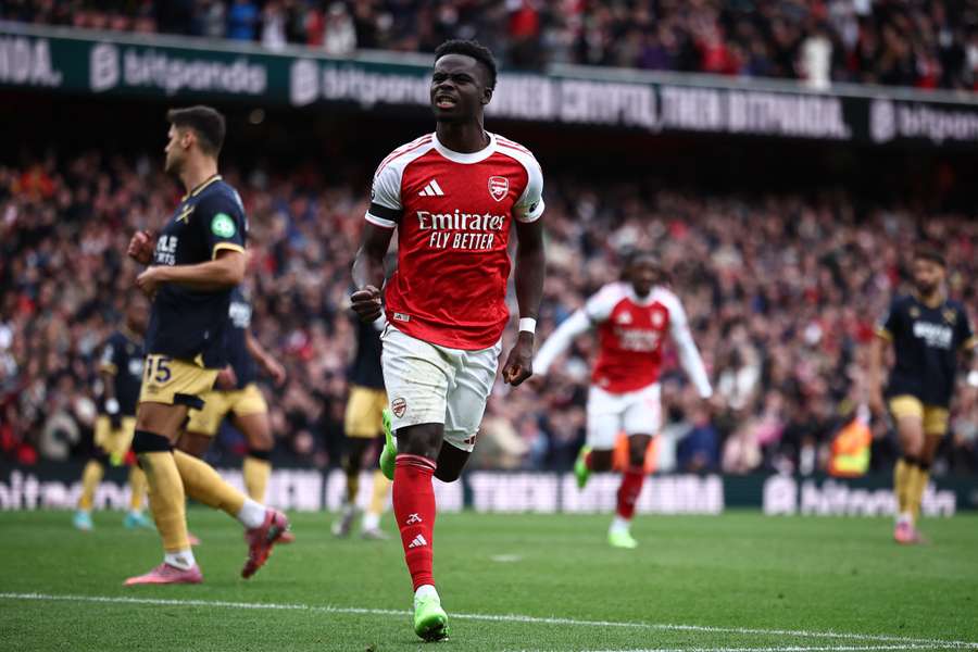 De pênalti, Bukayo Saka fez o gol que fechou a conta no Emirates Stadium