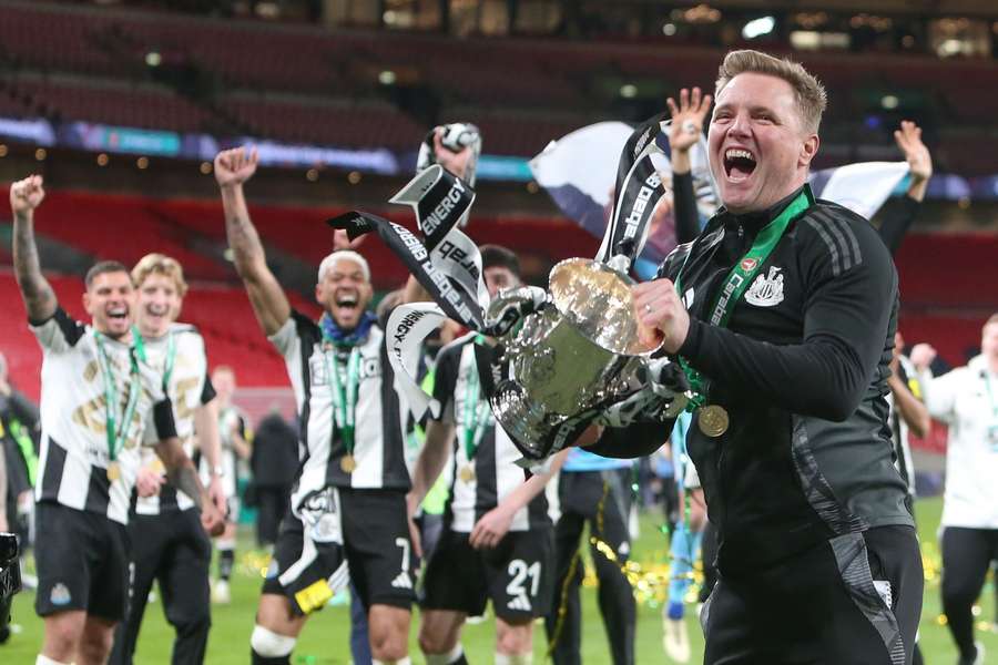 Managerul echipei Newcastle United, Eddie Howe, ridică trofeul Carabao Cup după ce echipa sa a învins Liverpool pe Wembley, la 16 martie 2025