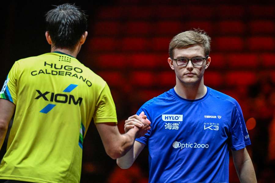 Alexis Lebrun saluant son adversaire après la défaite ce lundi à Pékin.