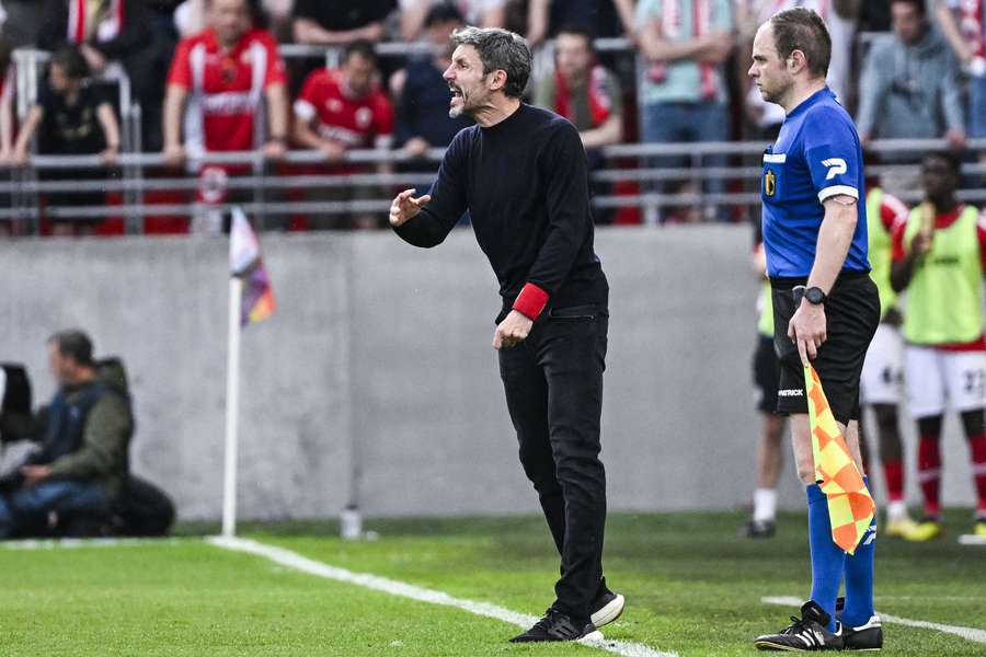 Trainer Mark van Bommel blijft in play-offs maar verliezen met Royal Antwerp