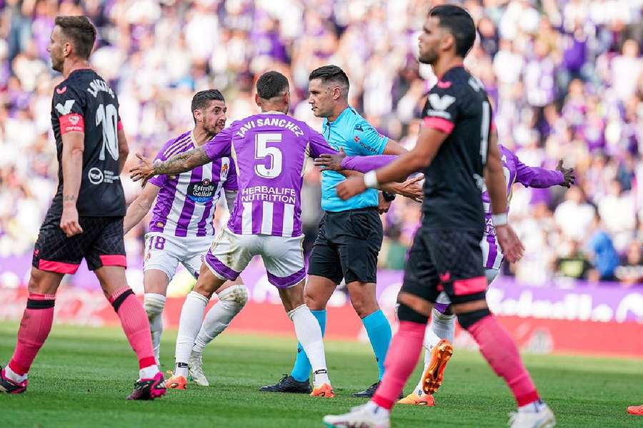 El Valladolid pasa a la acción y pide la inhabilitación del árbitro Ortiz Arias