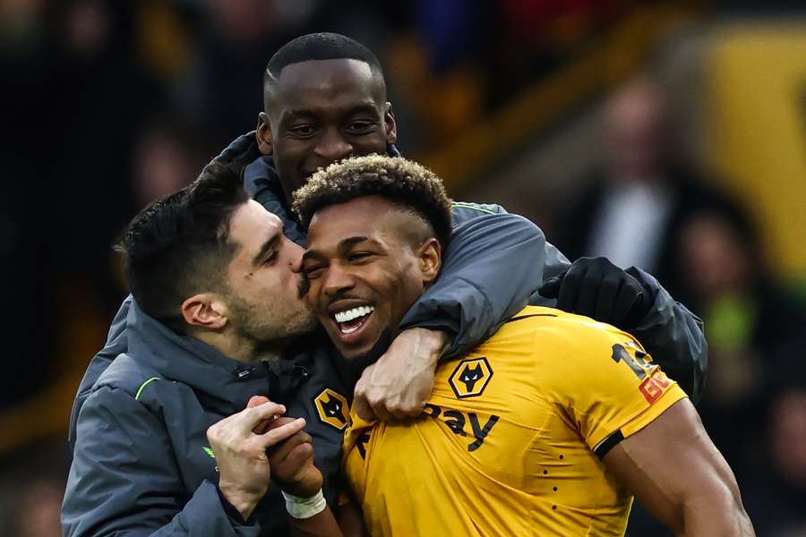 Adama Traoré vibra com gol da vitória contra os Spurs