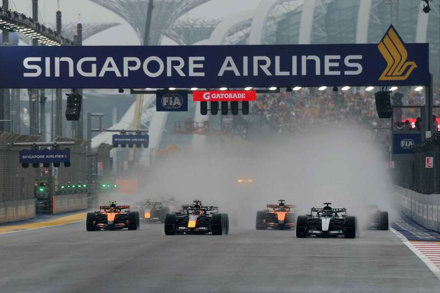 Verstappen wygrał sprint w deszczowym Singapurze. Kolejny koszmar Russella Verstappen wygrał sprint w deszczowym Singapurze. Kolejny koszmar Russella