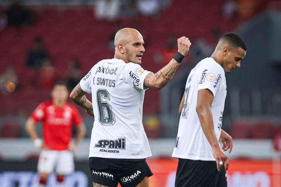 Fábio Santos marcou gol de pênalti a favor do Corinthians