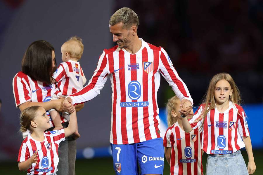 Antoine Griezmann sa v nedeľu rozlúčil s Atléticom a La Ligou. Antoine Griezmann sa v nedeľu rozlúčil s Atléticom a La Ligou.