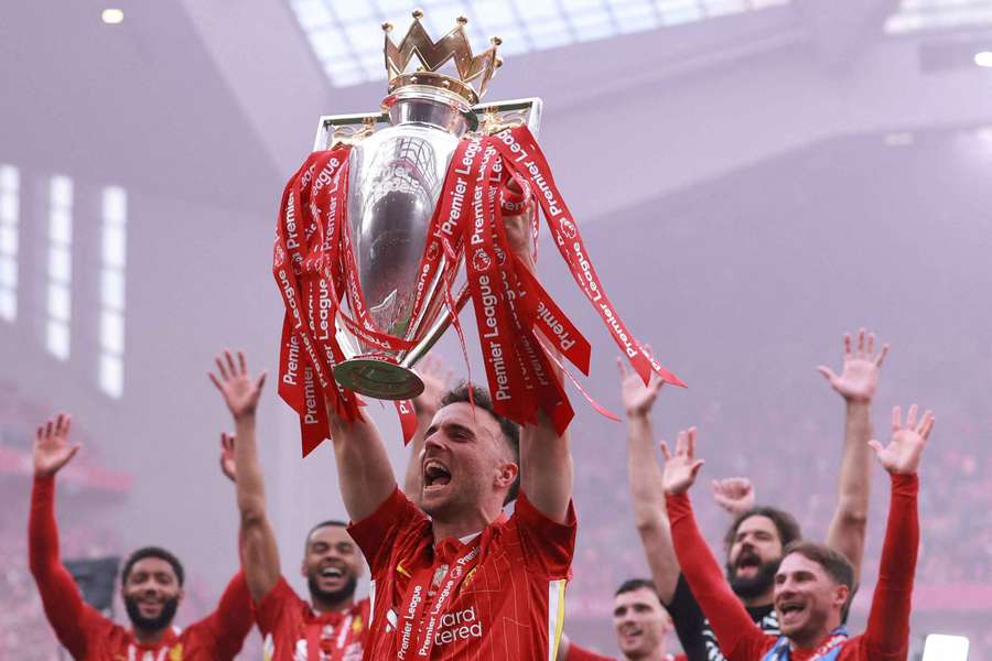 Diogo Jota lifting the Premier League trophy