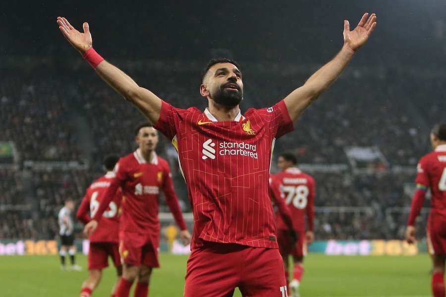 Mohamed Salah se raduje z jednoho z gólů do sítě Newcastlu