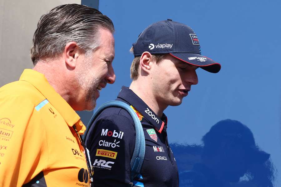 Zack Brown y Max Verstappen