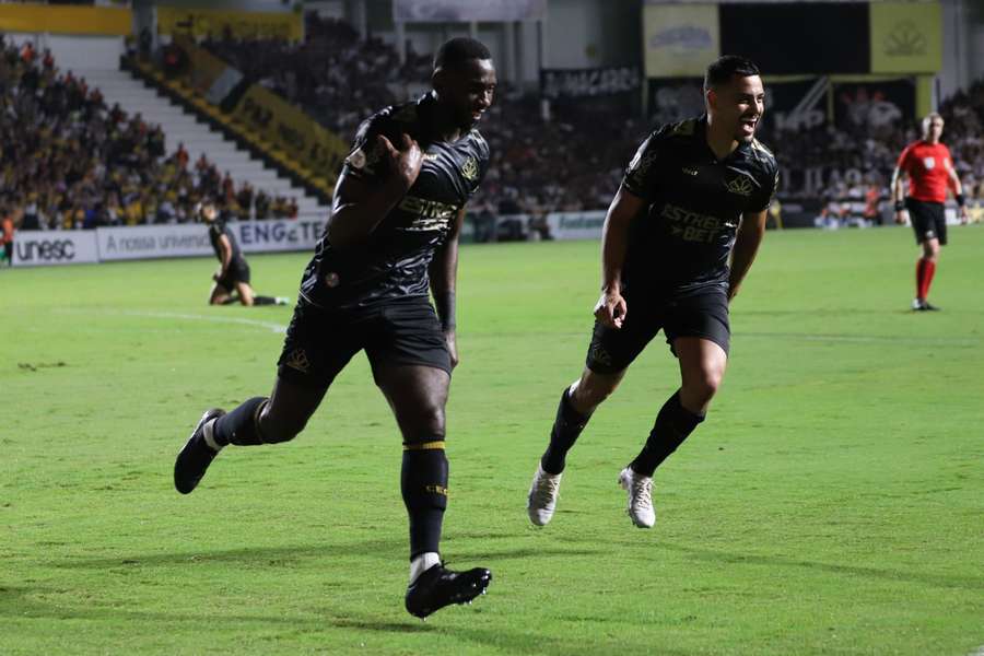 Bolasie marcou dois gols no primeiro tempo de Criciúma 2x4 Corinthians Bolasie marcou dois gols no primeiro tempo de Criciúma 2x4 Corinthians
