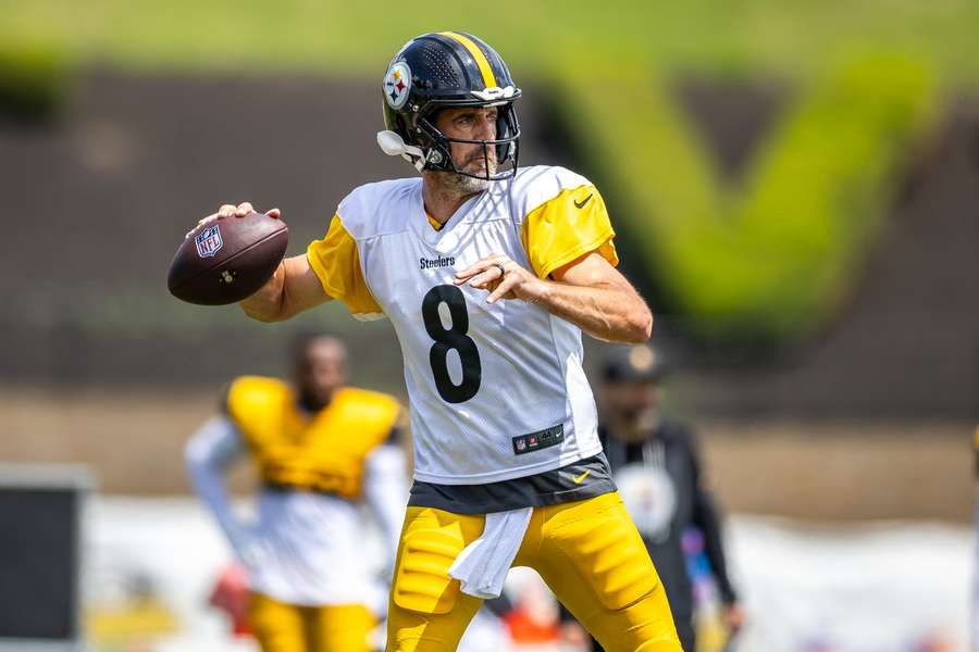 Pittsburgh Steelers QB Aaron Rodgers throws during training camp