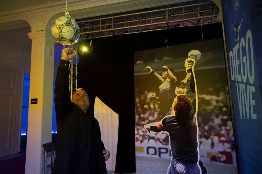 Le ballon de la "main de Dieu" aux enchères, estimé à plus de 10 millions de dollars Le ballon de la "main de Dieu" aux enchères, estimé à plus de 10 millions de dollars