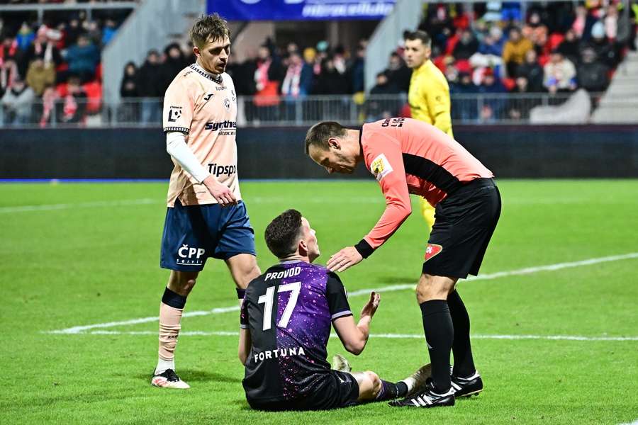 Rozhodčí Nehasil podle komise v Pardubicích správně nenařídil penaltu pro Slavii. Rozhodčí Nehasil podle komise v Pardubicích správně nenařídil penaltu pro Slavii.