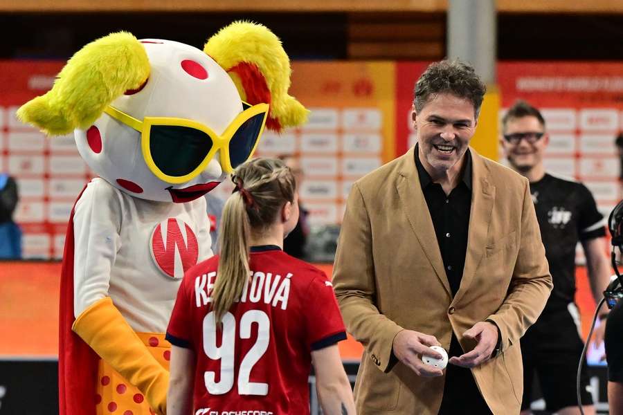 Jaromír Jágr před zápasem se Švýcarskem vhodil úvodní čestné buly. Jaromír Jágr před zápasem se Švýcarskem vhodil úvodní čestné buly.