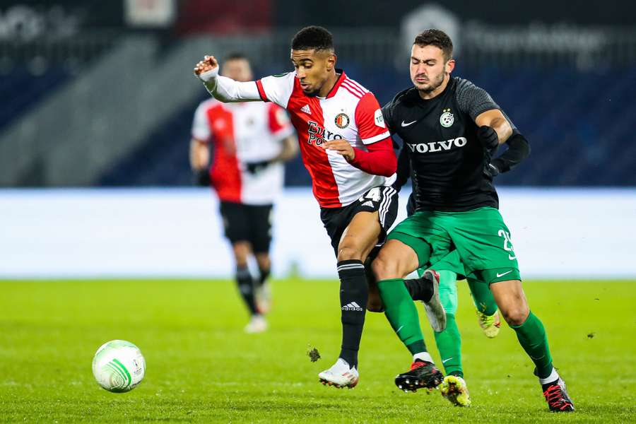 Raz Meir (R) in duel met Reiss Nelson tegen Feyenoord in de Conference League