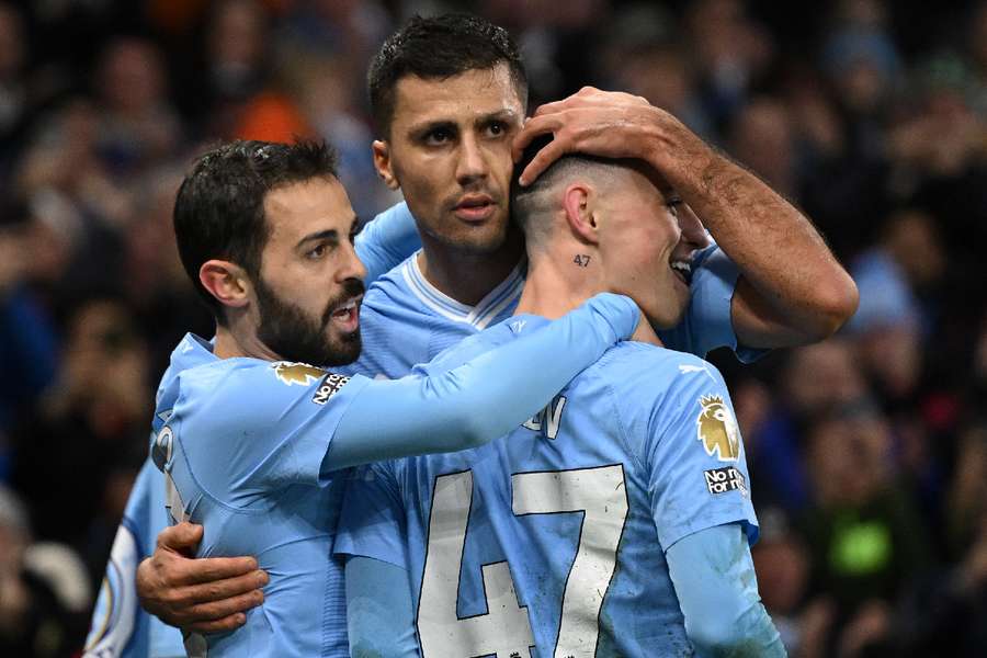 Rodri celebra gol do City com Bernardo Silva e Foden