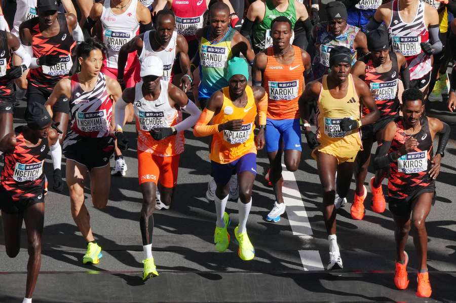 Kipchoge, muy lejos de su objetivo en Tokio.