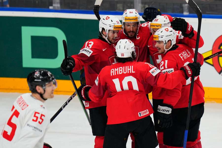 Švajčiarski hokejisti vyradili v semifinále Kanadu.