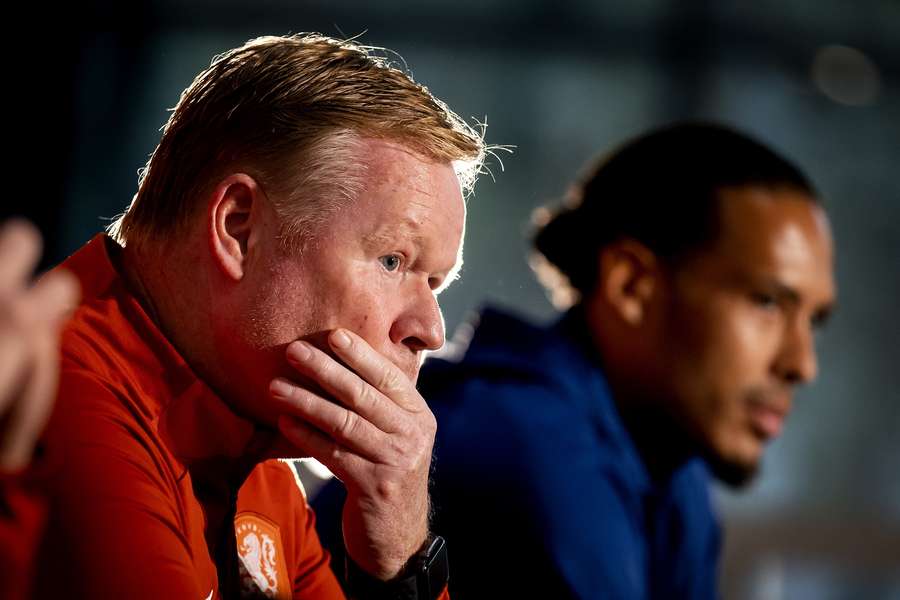 Bondscoach Ronald Koeman en Virgil van Dijk tijdens de persconferentie van het Nederlands elftal