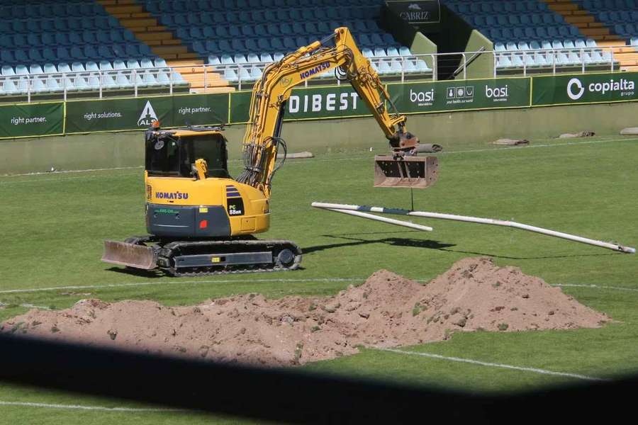 Intervenção no relvado do Estádio João Cardoso