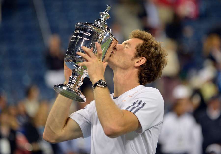 Andy Murray líbá trofej po vítězství nad Srbem Novakem Djokovičem na US Open 2012.