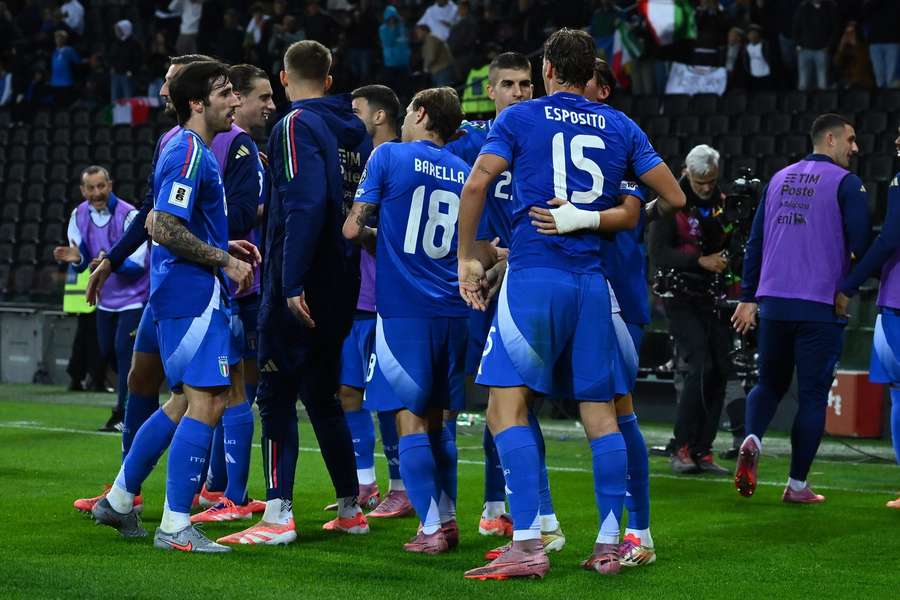 Italy celebrate against Israel