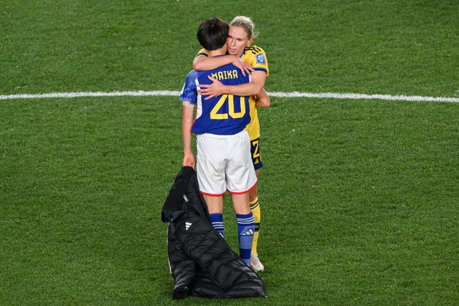 Jonna Andersson hugs Maika Hamano after their match