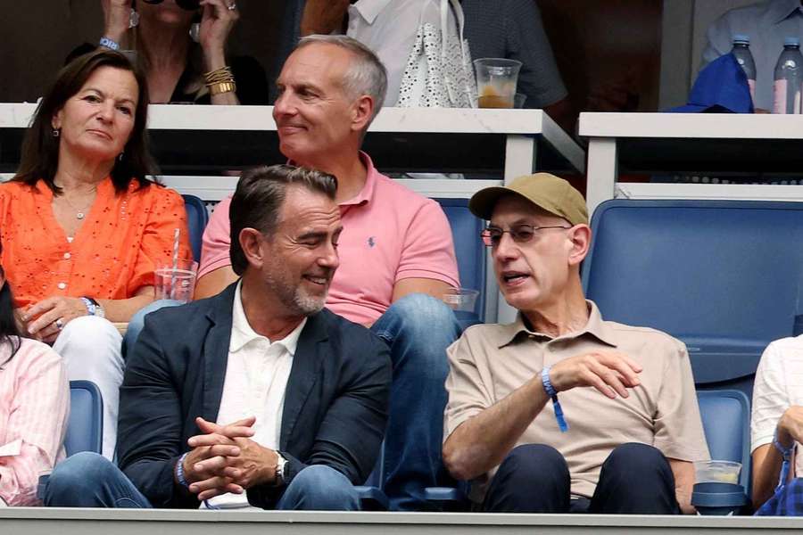 Adam Silver, a la derecha de la imagen, comisionado de la NBA
