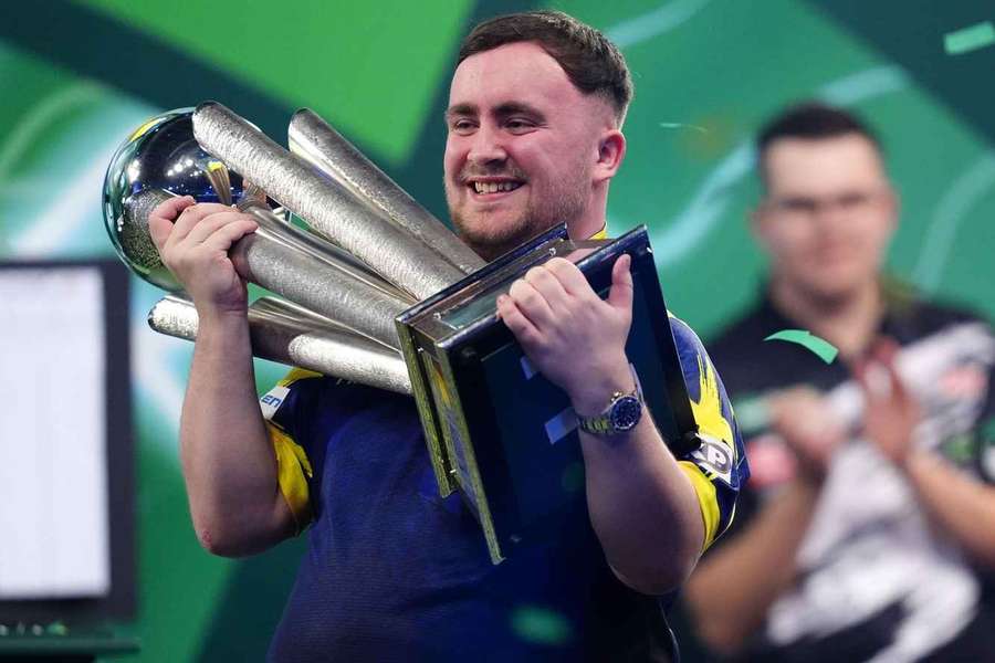 Littler nie dał szans Van Veenowi, pogromca Ratajskiego obronił tytuł Littler nie dał szans Van Veenowi, pogromca Ratajskiego obronił tytuł