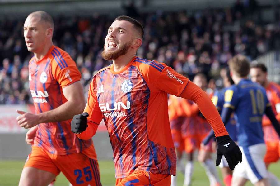 Kurucay (M.) erzielte das entscheidende Tor für Schalke Kurucay (M.) erzielte das entscheidende Tor für Schalke