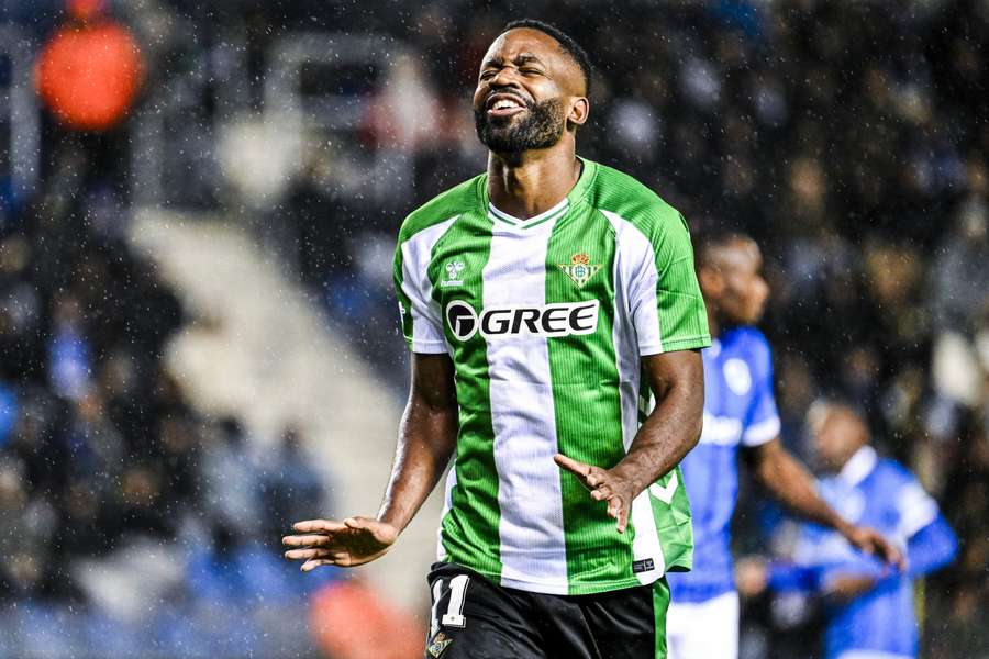 Bakambu se lamenta tras un disparo fallido