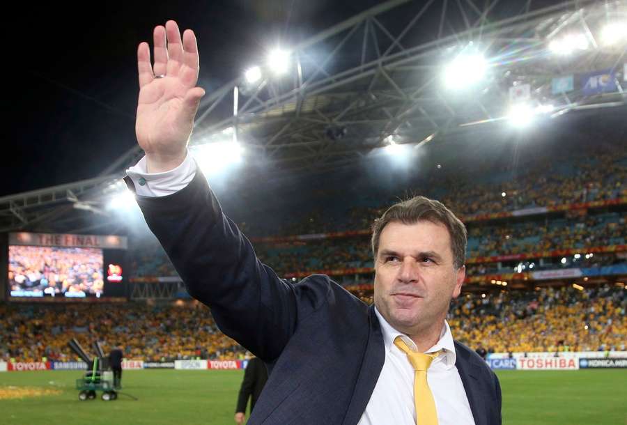 Postecoglou zwaait naar het publiek na het winnen van de finale van de Asian Cup 2015 tussen Zuid-Korea en Australië in Sydney