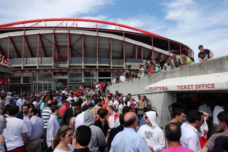 Bilheteiras do Estádio da Luz com longas filas