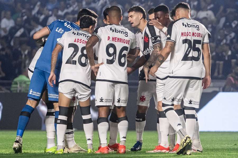 Léo Jardim com o grupo vascaíno em partida contra o Atlético-GO