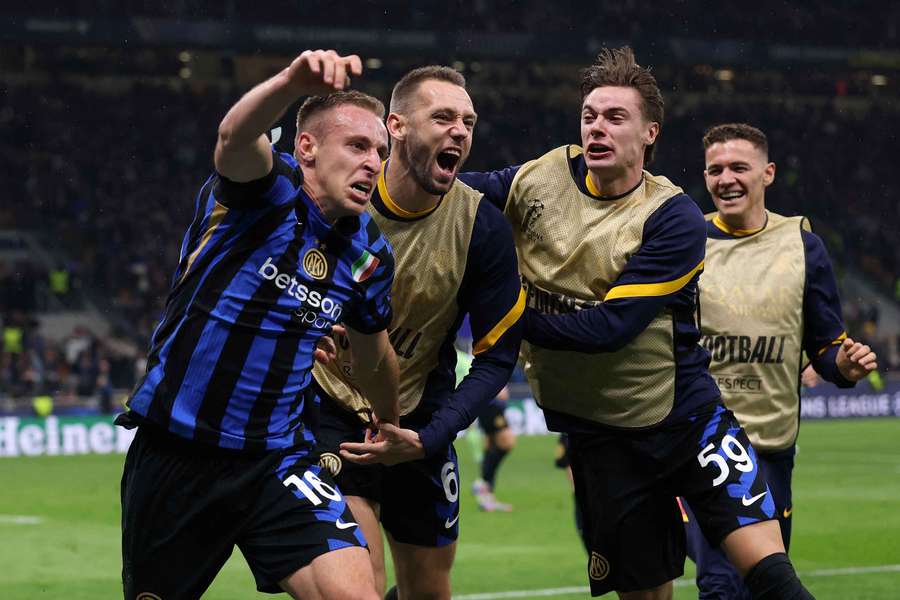 Inter Milan's Italian midfielder Davide Frattesi (centre) celebrates scoring his team's winner against Barcelona
