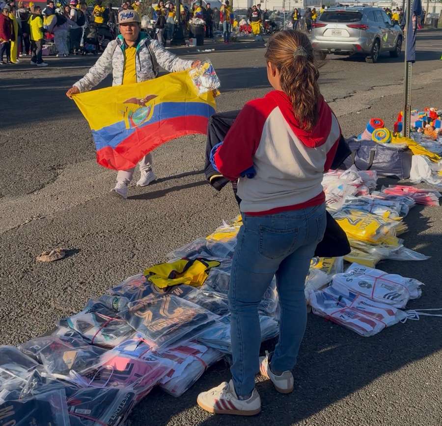 A venda de camisas antes do amistoso entre Equador e Arábia Saudita